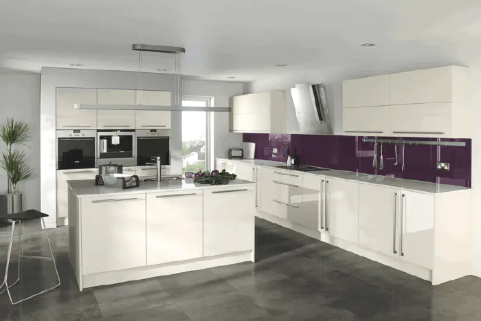 Fitted kitchen range in Glacier high gloss Jasmine