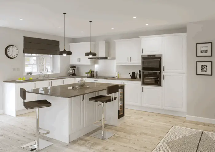 Fitted kitchen range in Glendale White Text